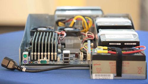 揭秘谷歌服务器设计：用电池做备用电源(组图)