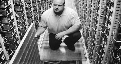 揭秘谷歌服务器设计：用电池做备用电源(组图)